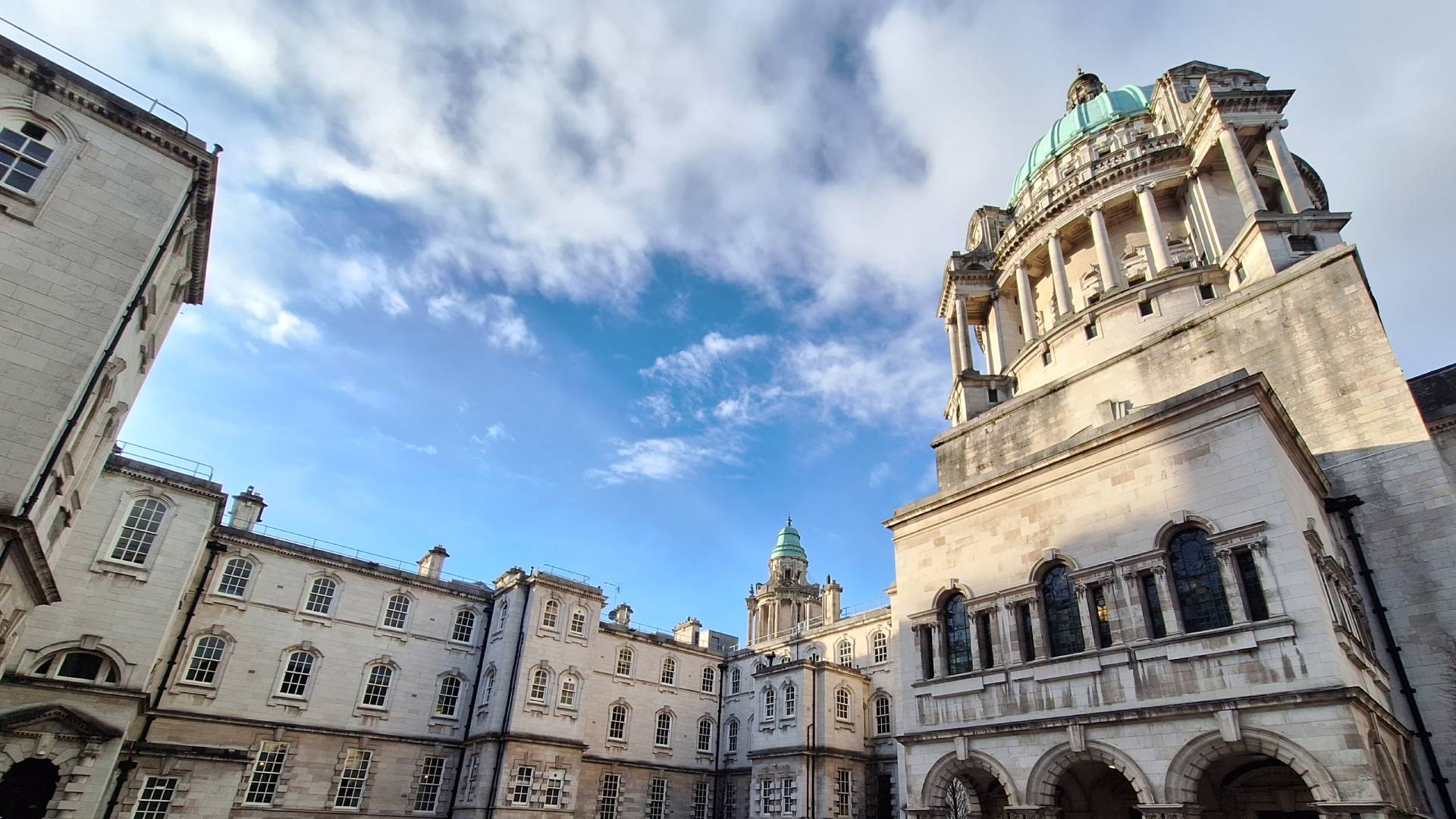 Parte trasera del Ayuntamiento de Belfast.