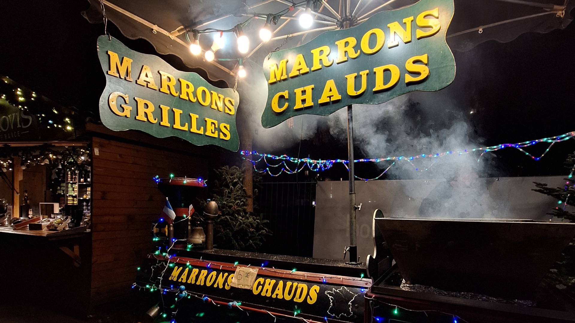 Puesto de castañas en el mercado navideño de Reims.