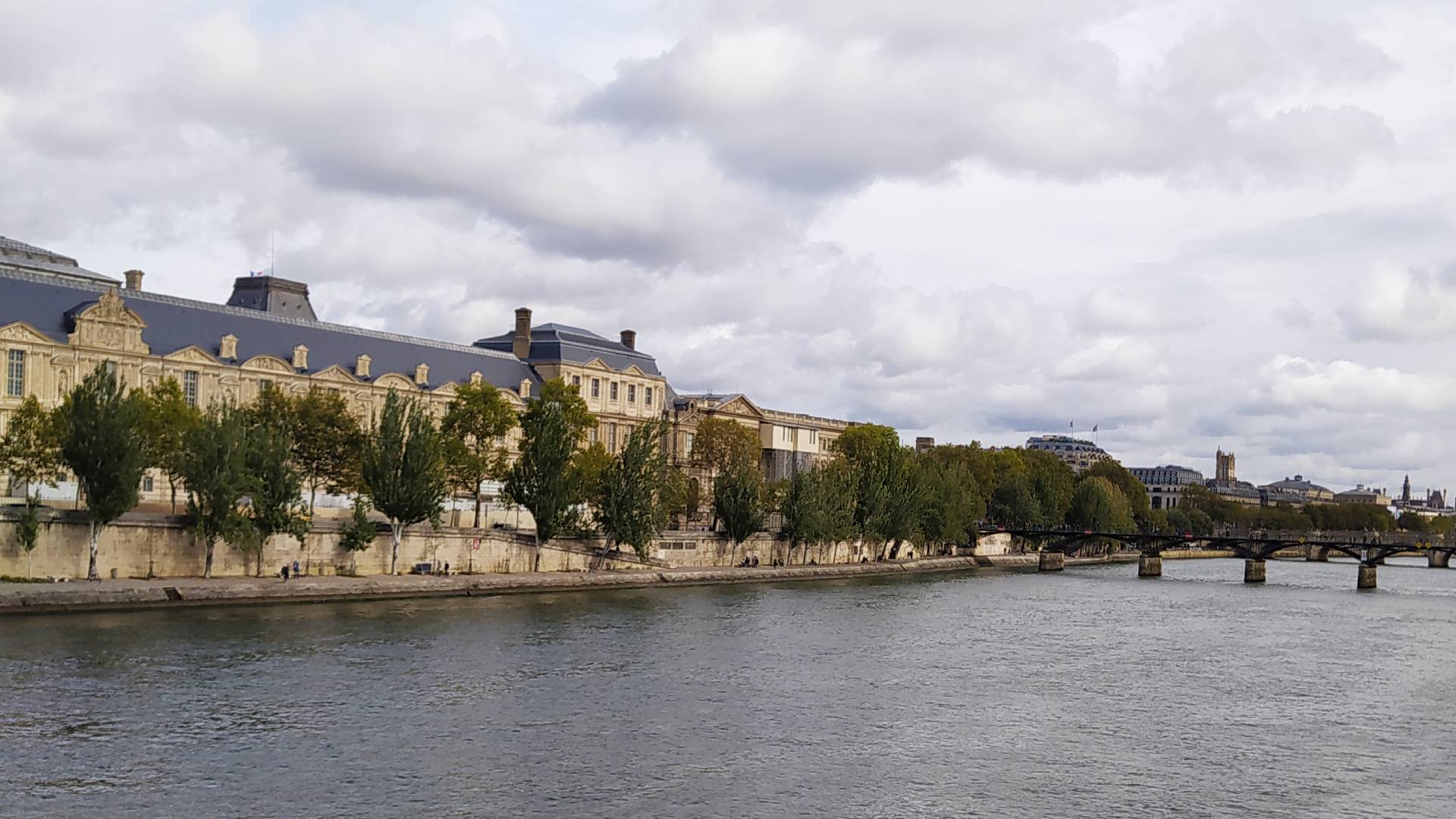 Un paseo por la ribera del Sena.