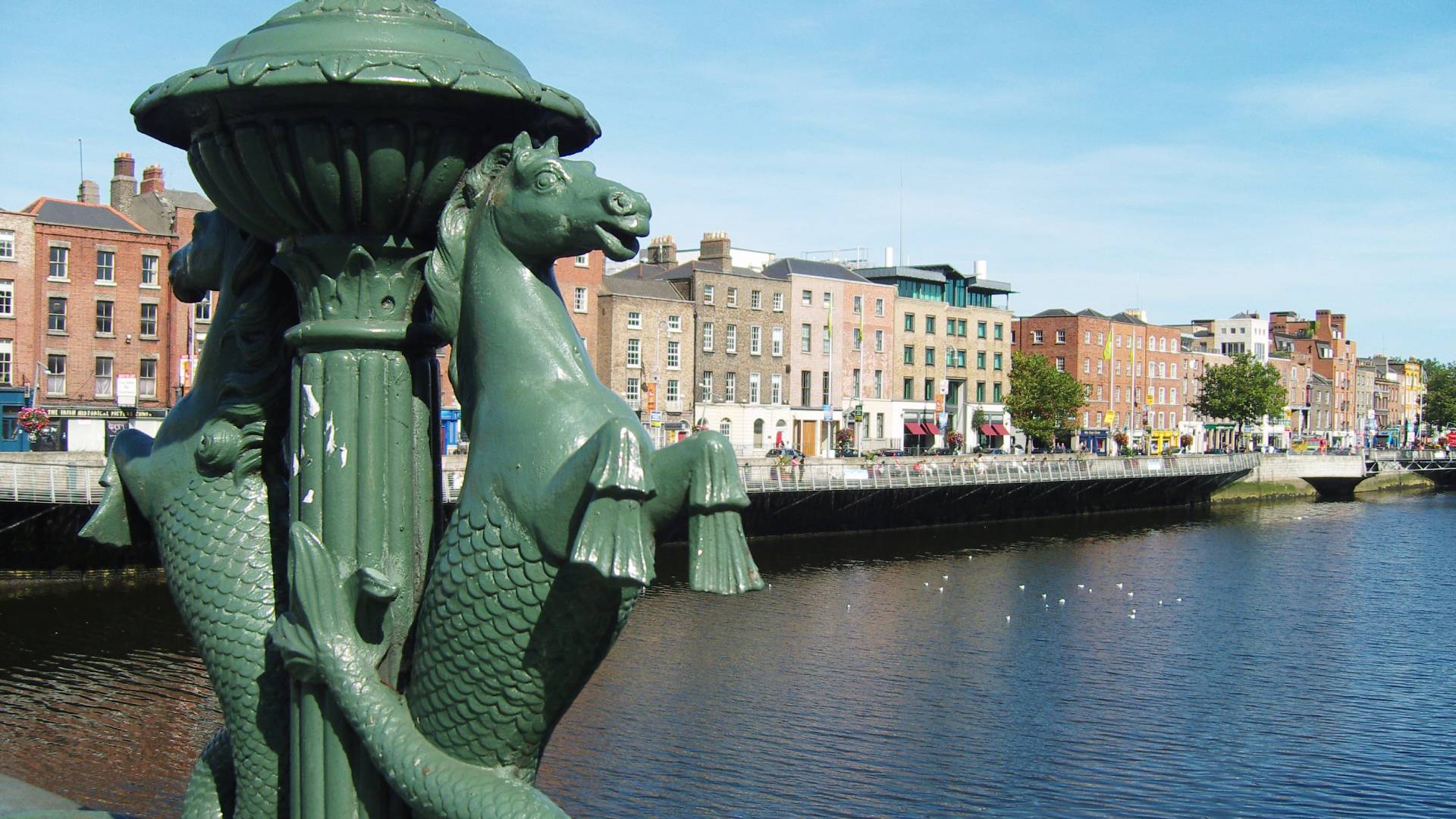 Paso del río Liffey por Dublín.