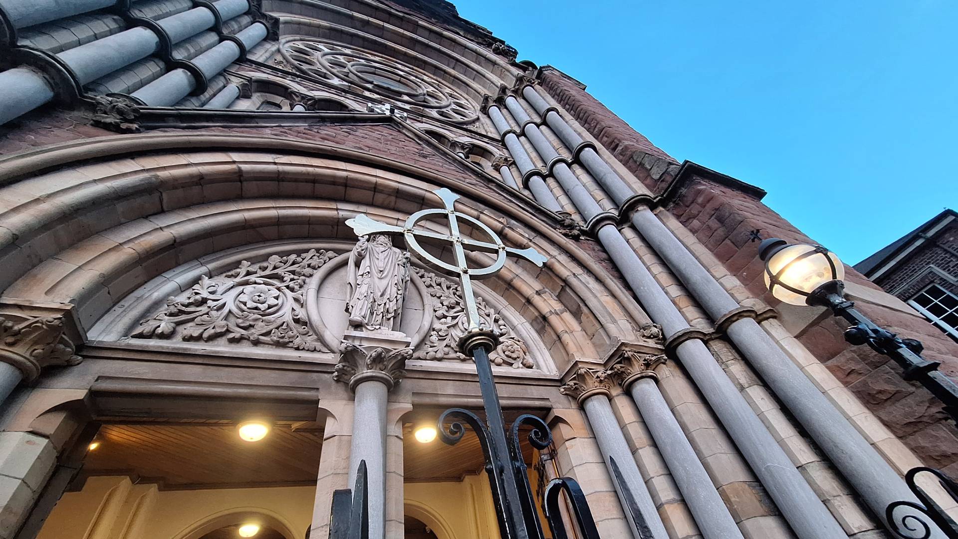 Entrada de la Iglesia de San Patricio en Belfast.