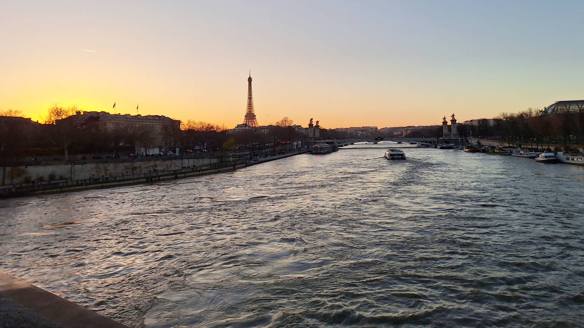 Precioso atardecer en el río Sena.