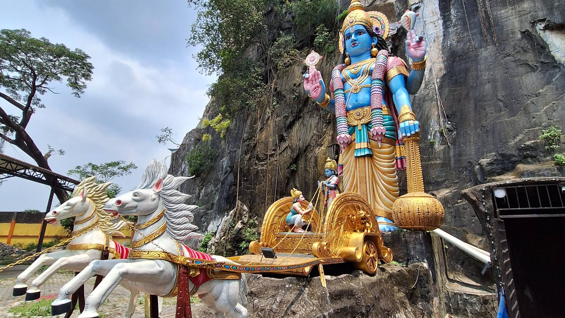 Una de las cuevas laterales del conjunto de las Batu Caves.