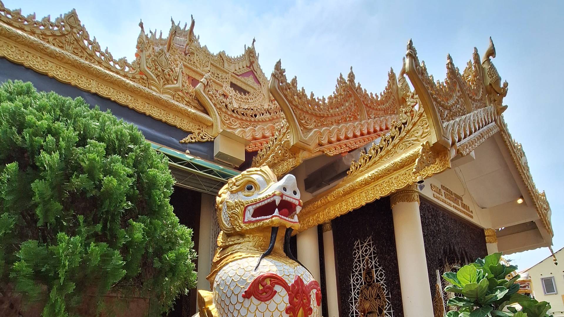 Entrada del Dhammikarama Burmese Temple.