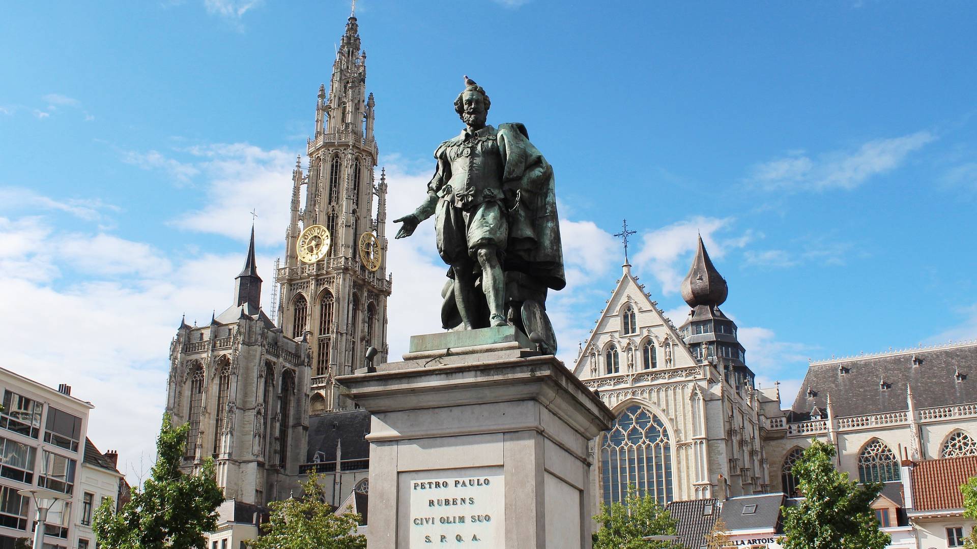 Estatua de Rubens con la Catedral de Amberes de fondo.