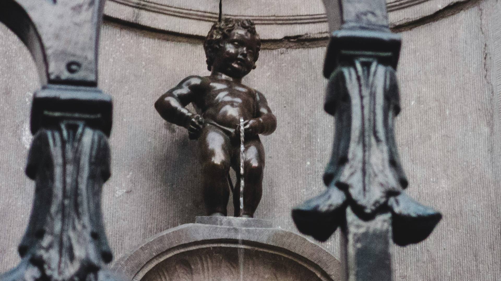 La curiosa escultura del Manneken Pis.