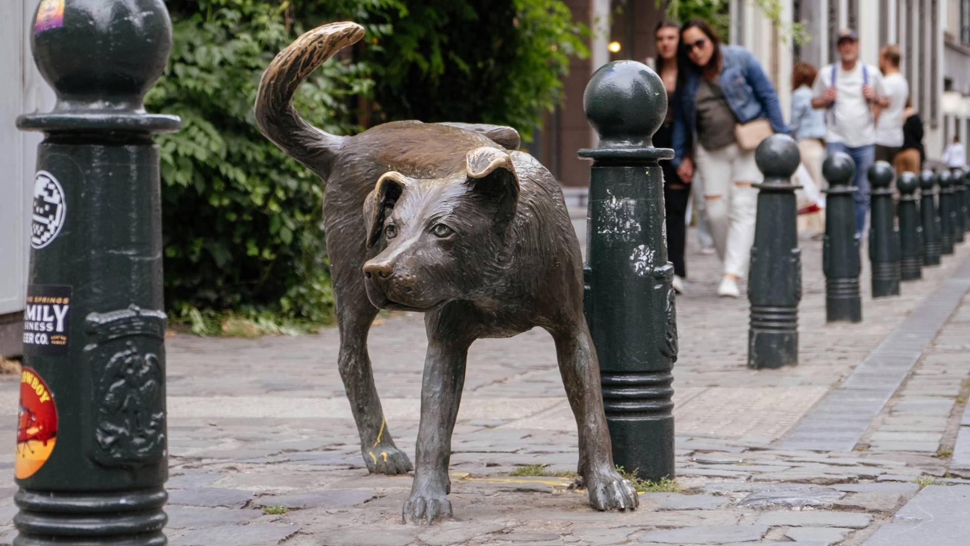 Peculiar estatua llamada Zinneke Pis.