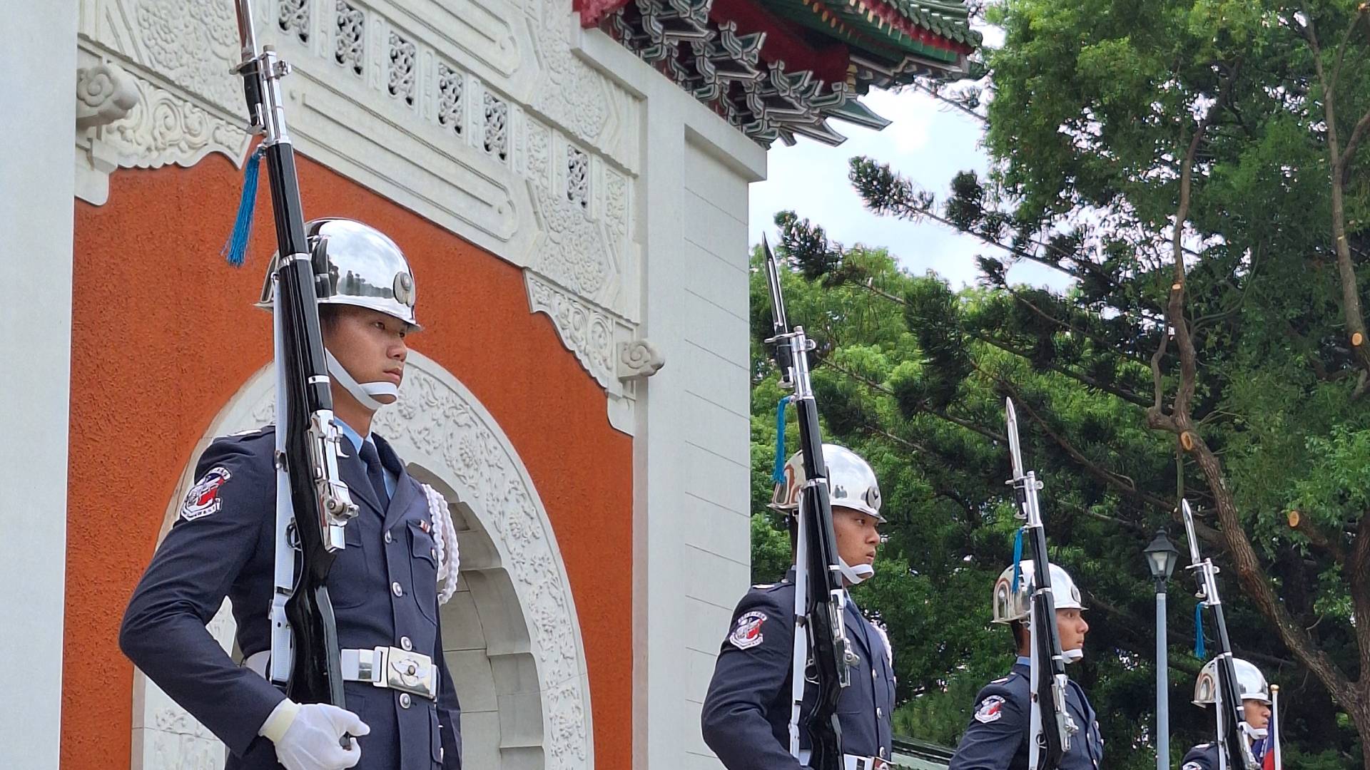 Cambio de guardia en el National Revolutionary Martyrs' Shrine.