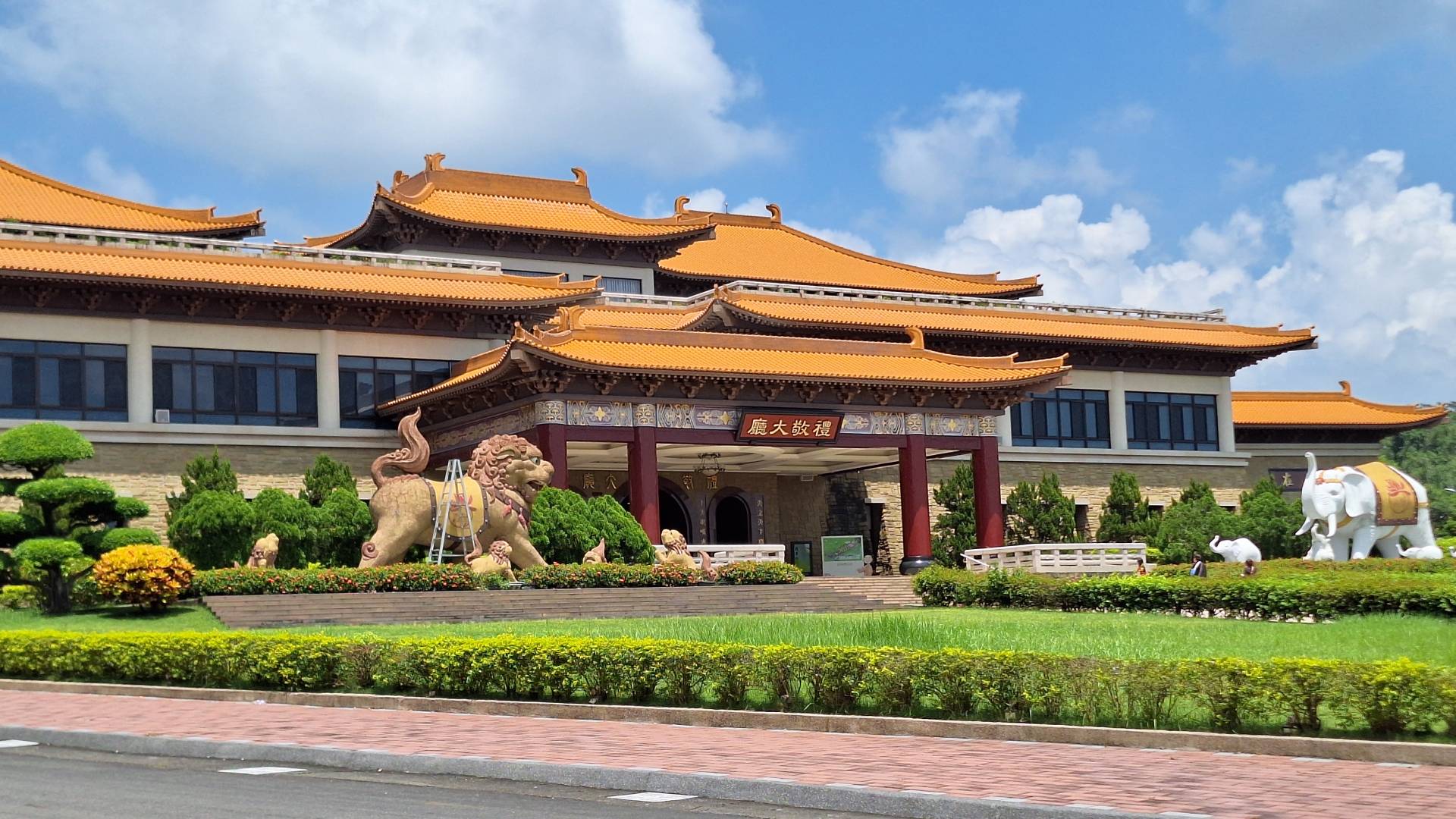 Hall principal de entrada al Monasterio Fo Guang Shan.