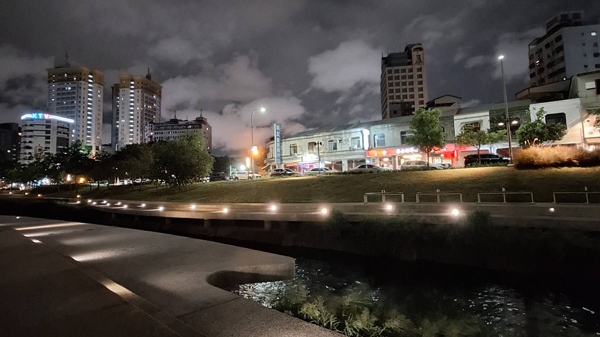 Paseo nocturno por la ribera del río Liuchuan.