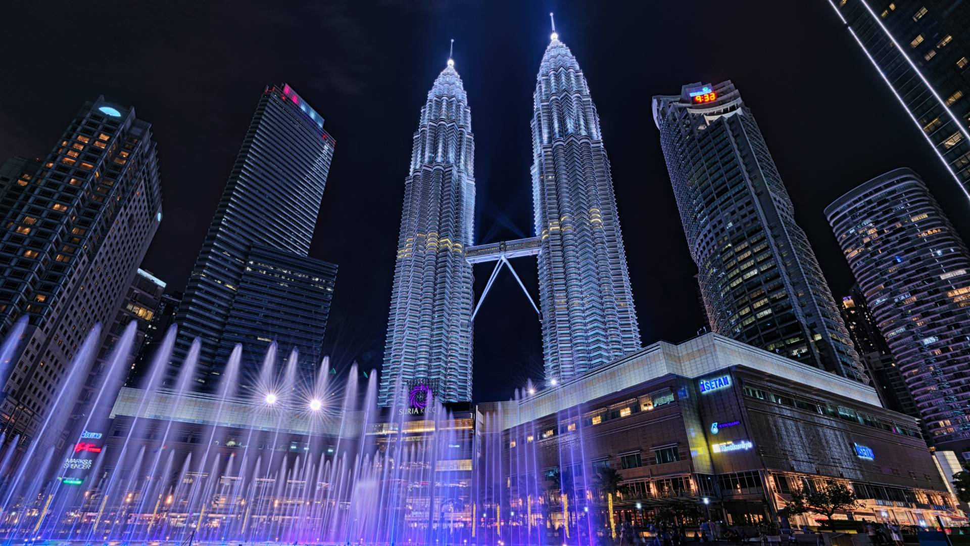 Espectáculo de luces y agua delante de las Torres Petronas.