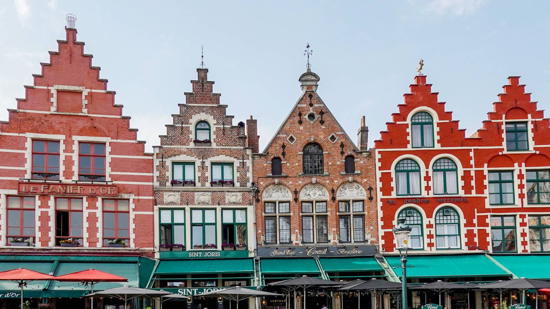 Coloridos edificios en la Grote Markt.