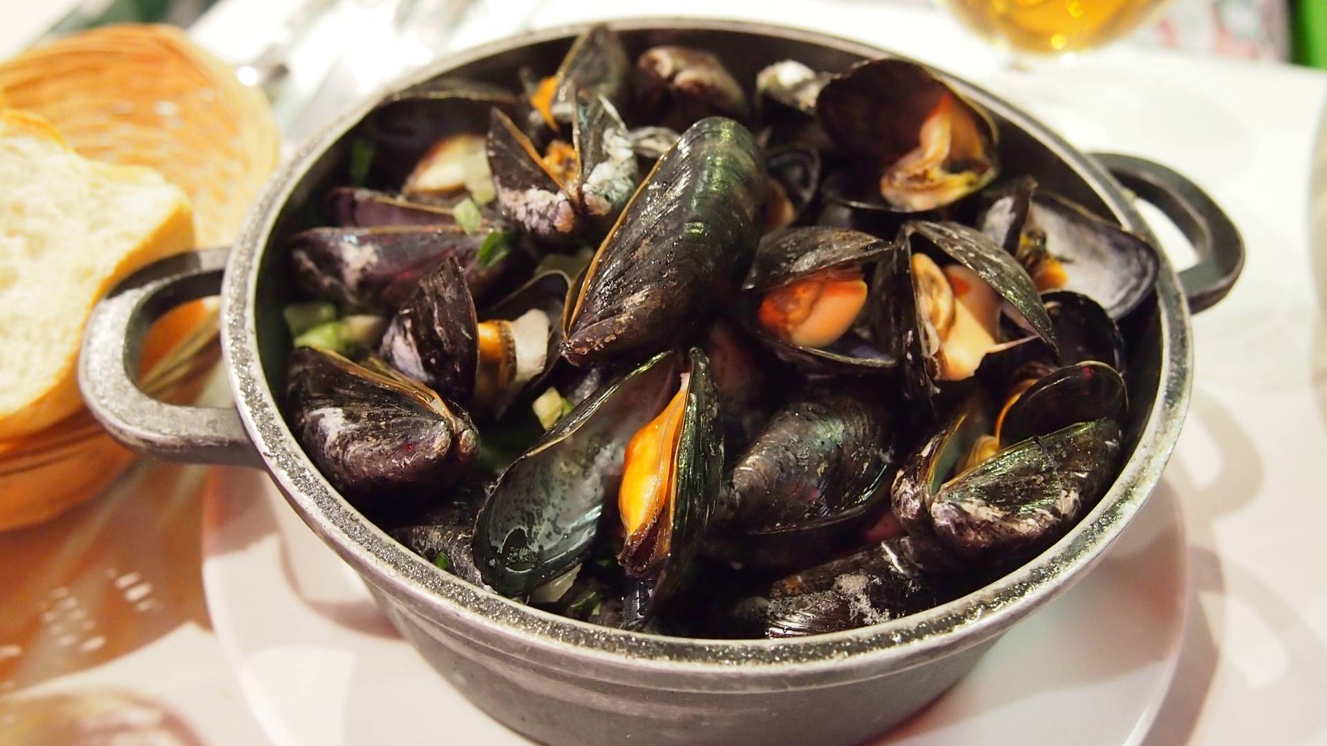 Moules-frites, uno de los platos más típicos de la cocina belga.