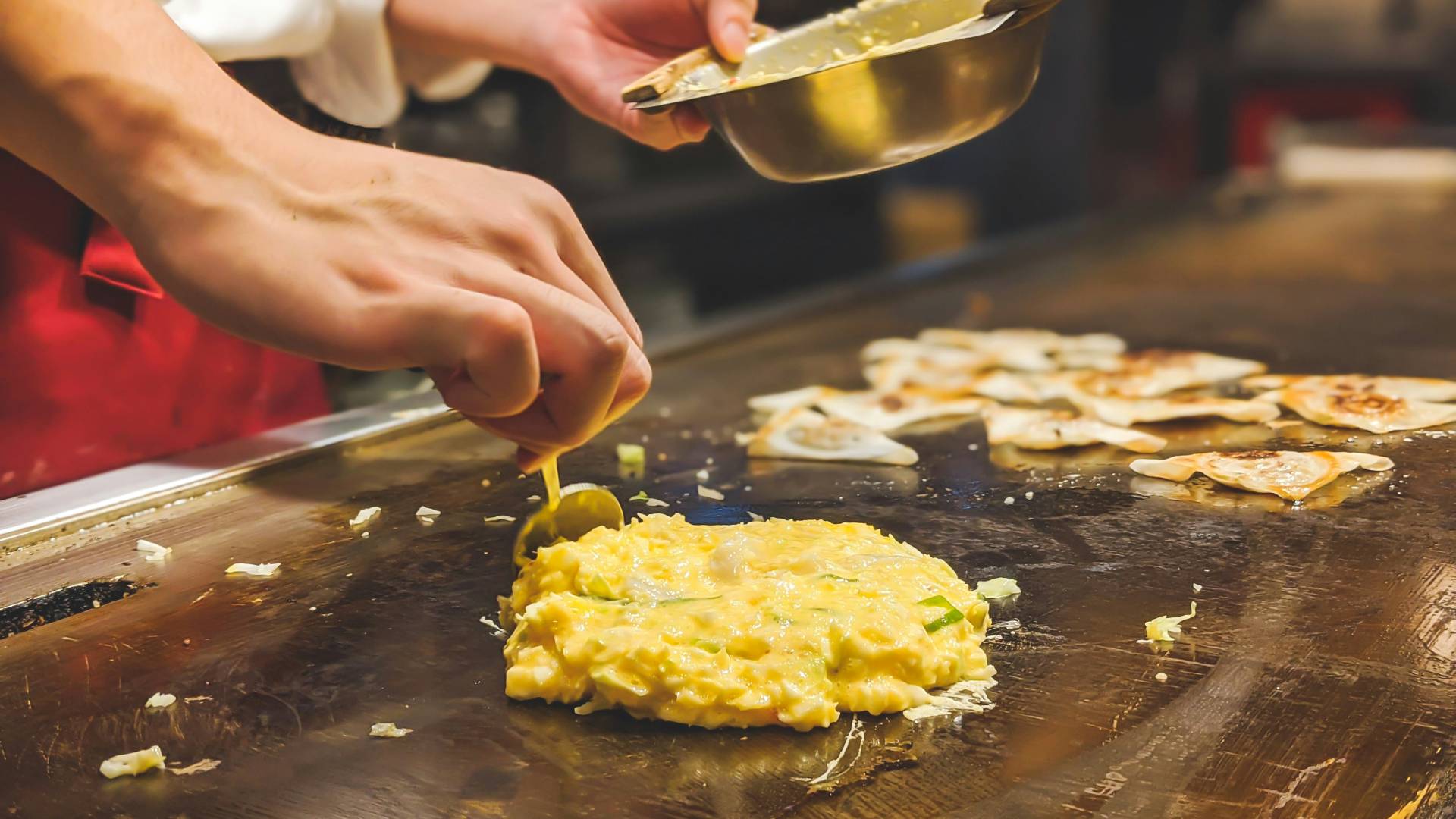 Preparación del famoso okonomiyaki.