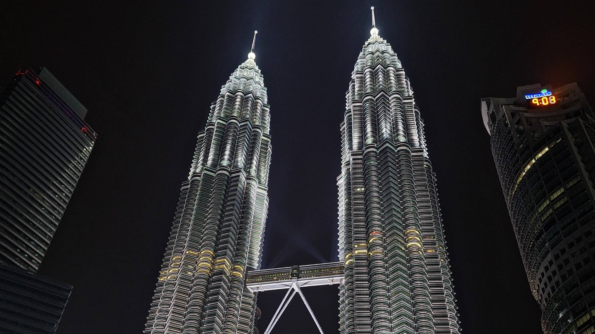 Las Torres Petronas desde abajo.