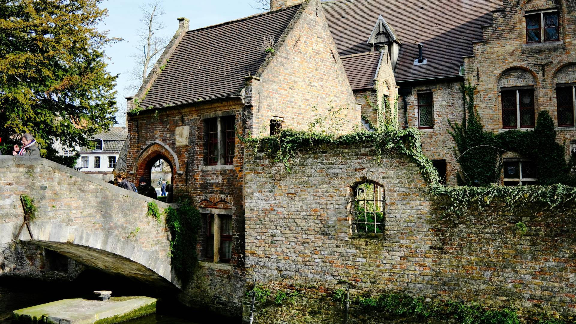 El histórico Puente Bonifacio en Brujas.