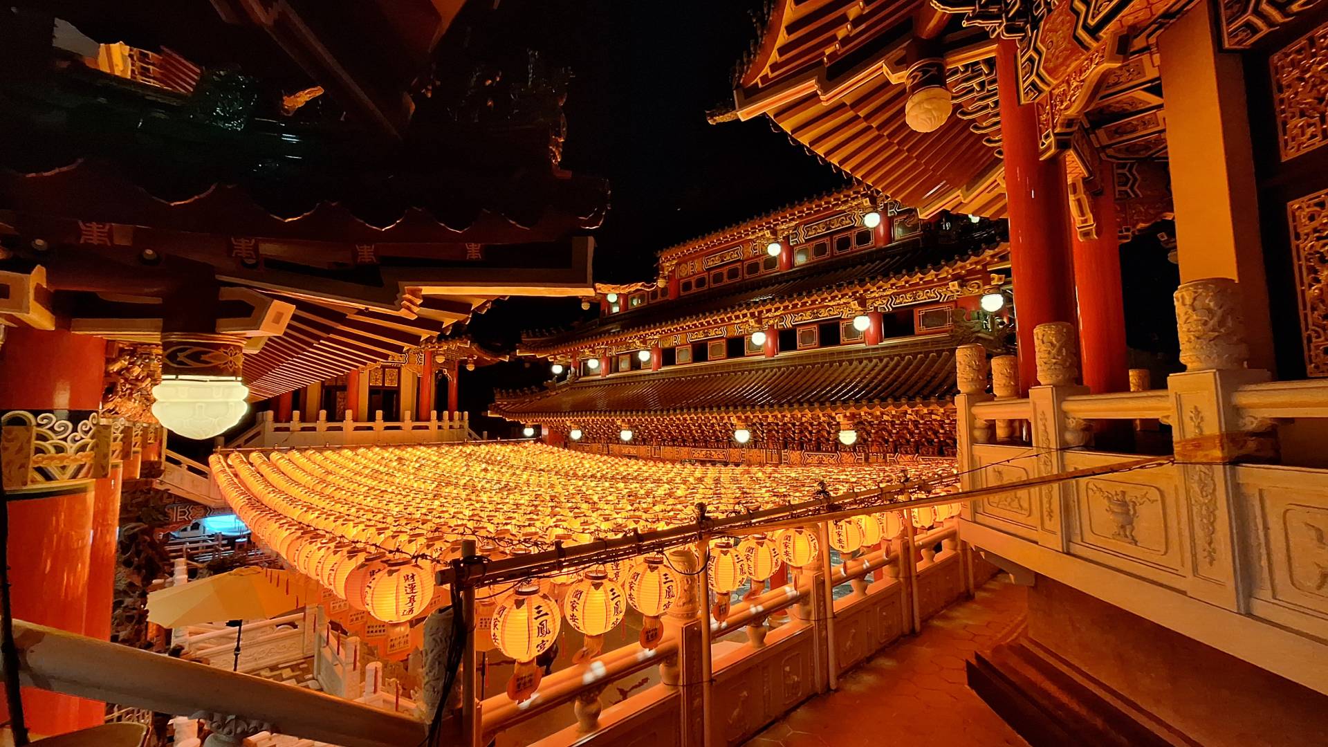 Interior del Templo Sanfong por la noche.