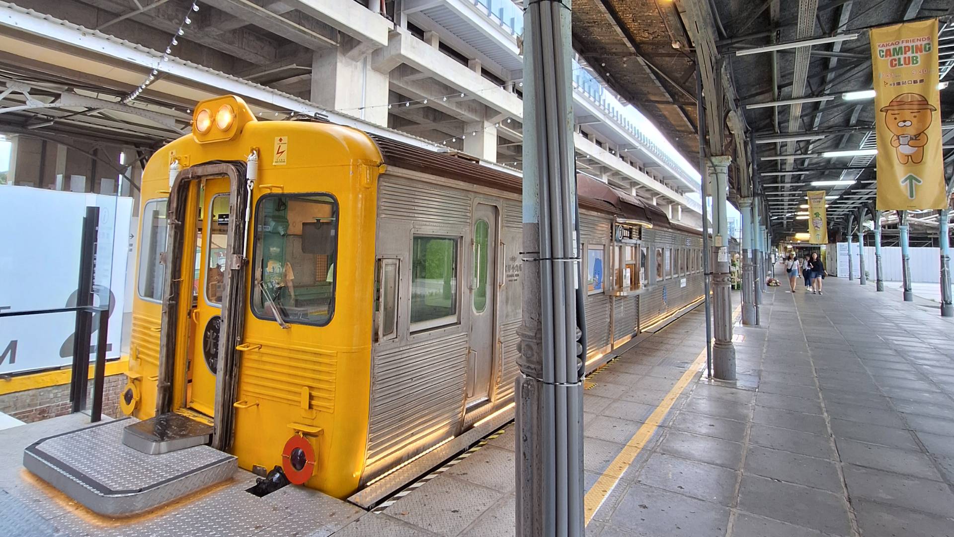 Trenes reconvertidos en tiendas y cafeterías en la estación de Taichung.