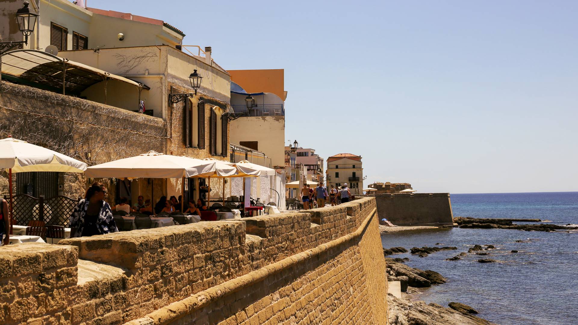 El centro de Alghero y su famosa muralla.