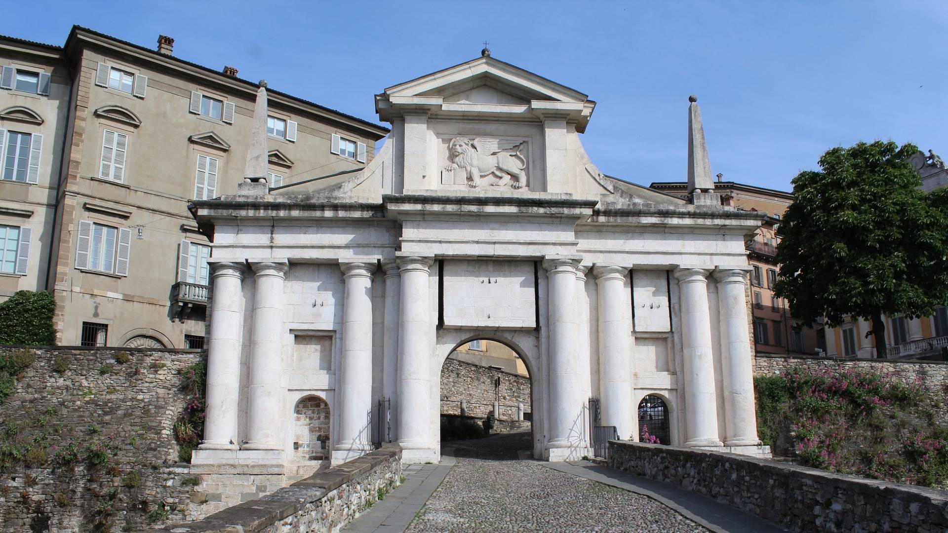 La imponente Porta San Giacomo.