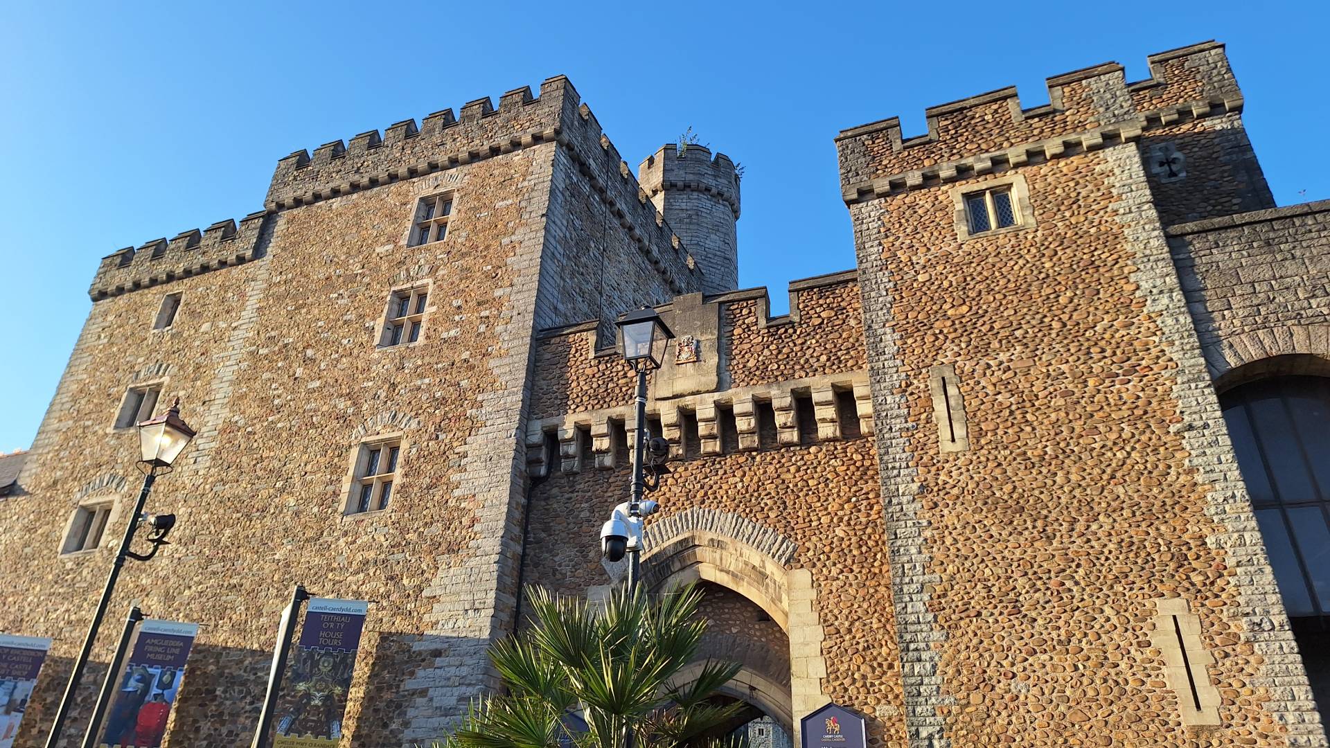 Entrada al Castillo de Cardiff.