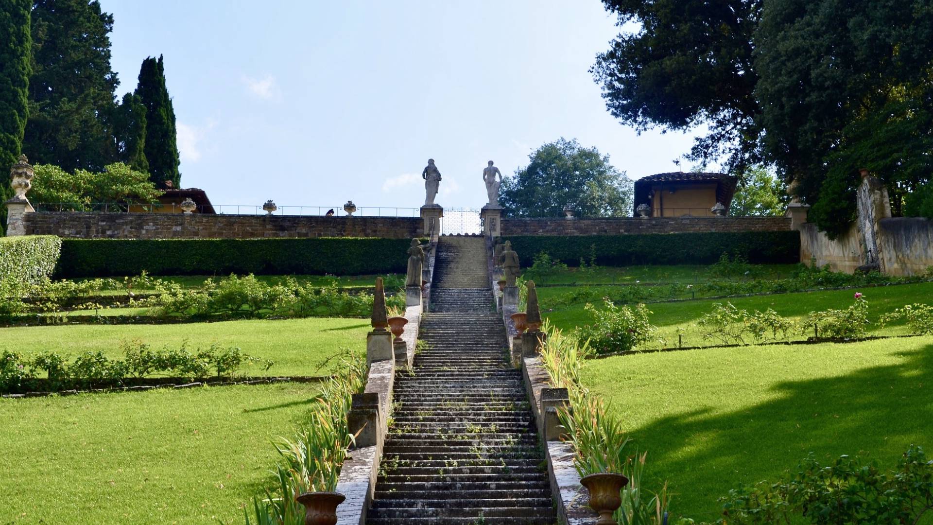 Escaleras en los jardines Bardini.