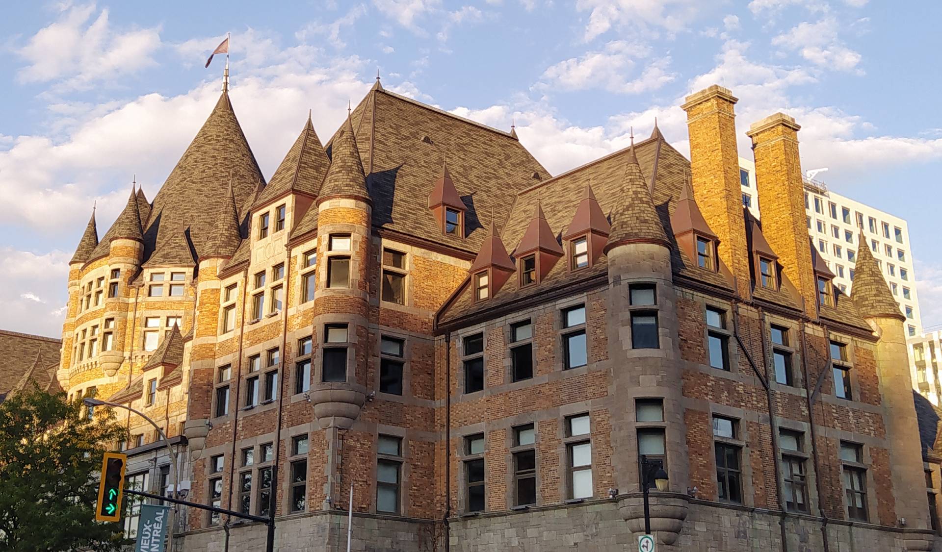 Precioso edificio del Vieux Montreal.