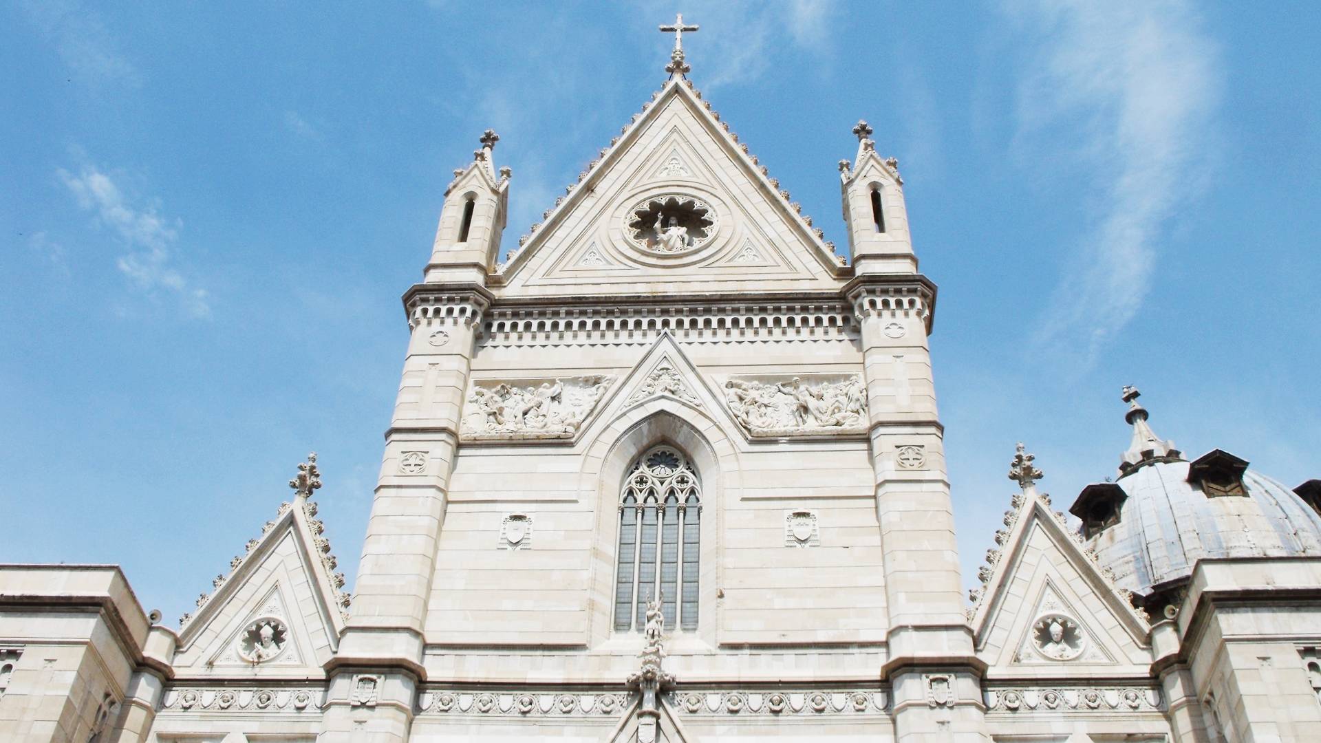 Detalle de la fachada del Duomo de Nápoles.