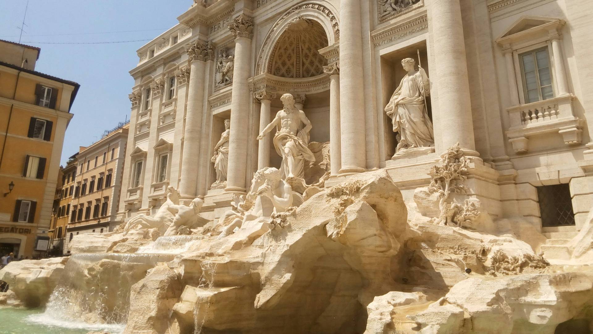 La Fontana de Trevi y su encanto único.