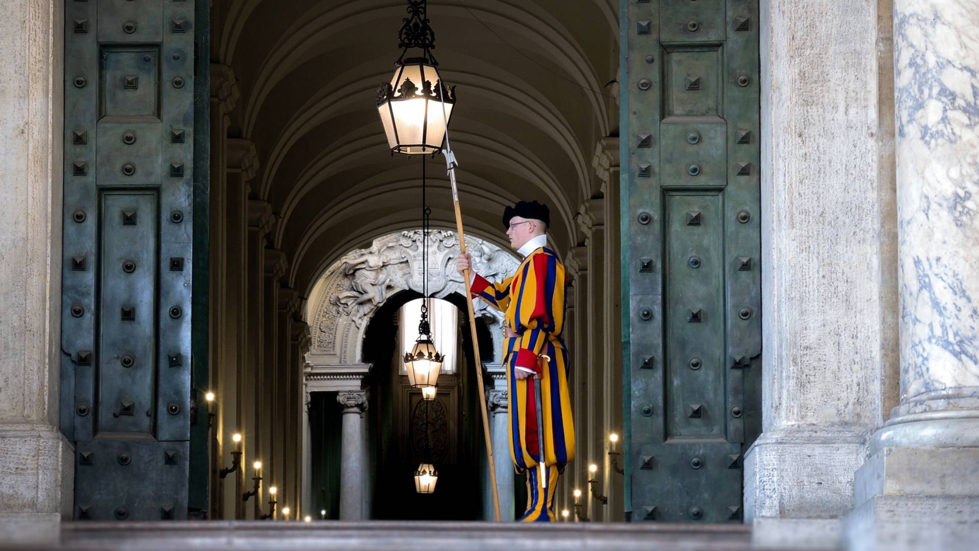 Uno de los famosos guardias del Vaticano.