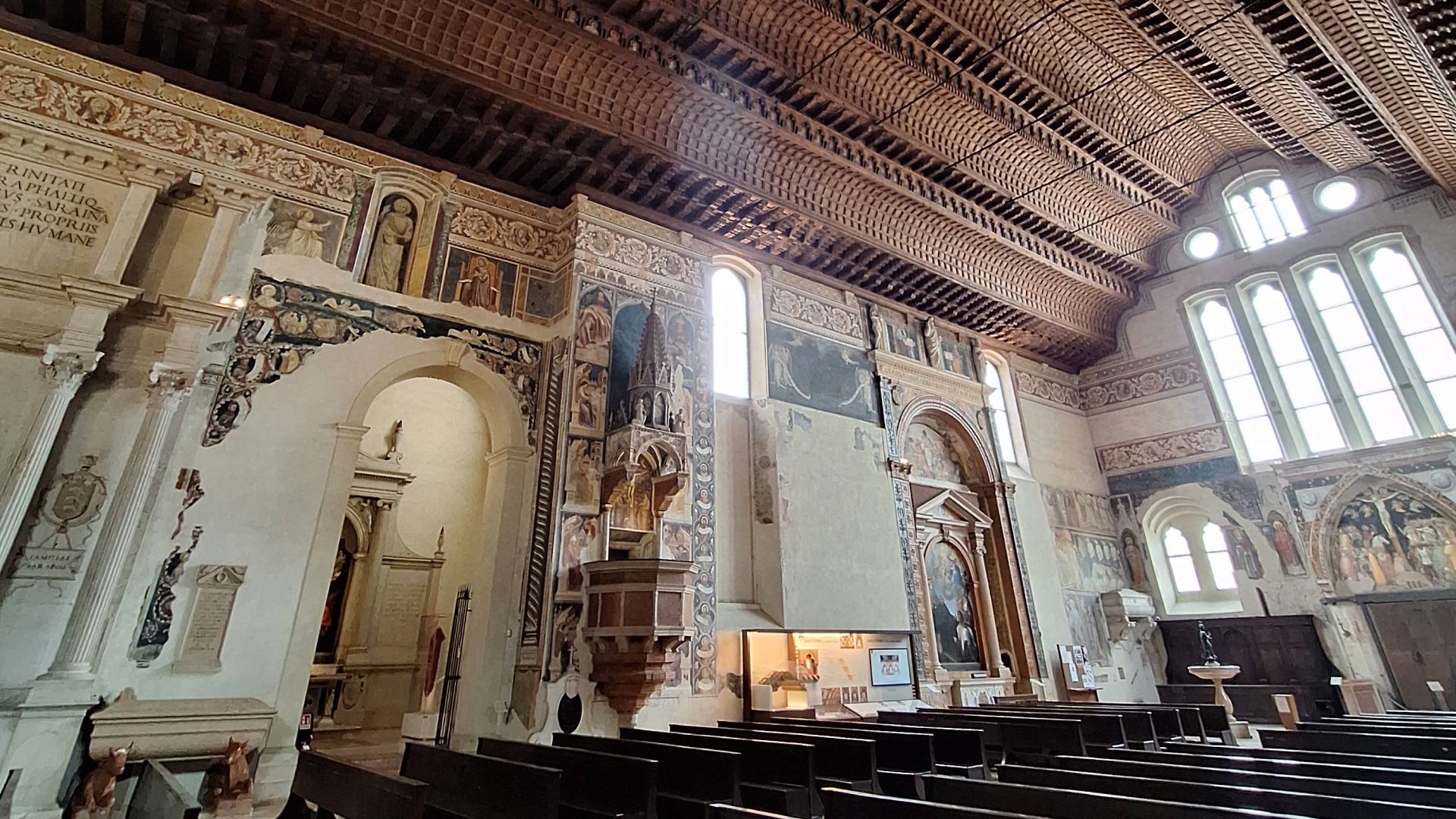 El ornamentado interior de San Fermo Maggiore.