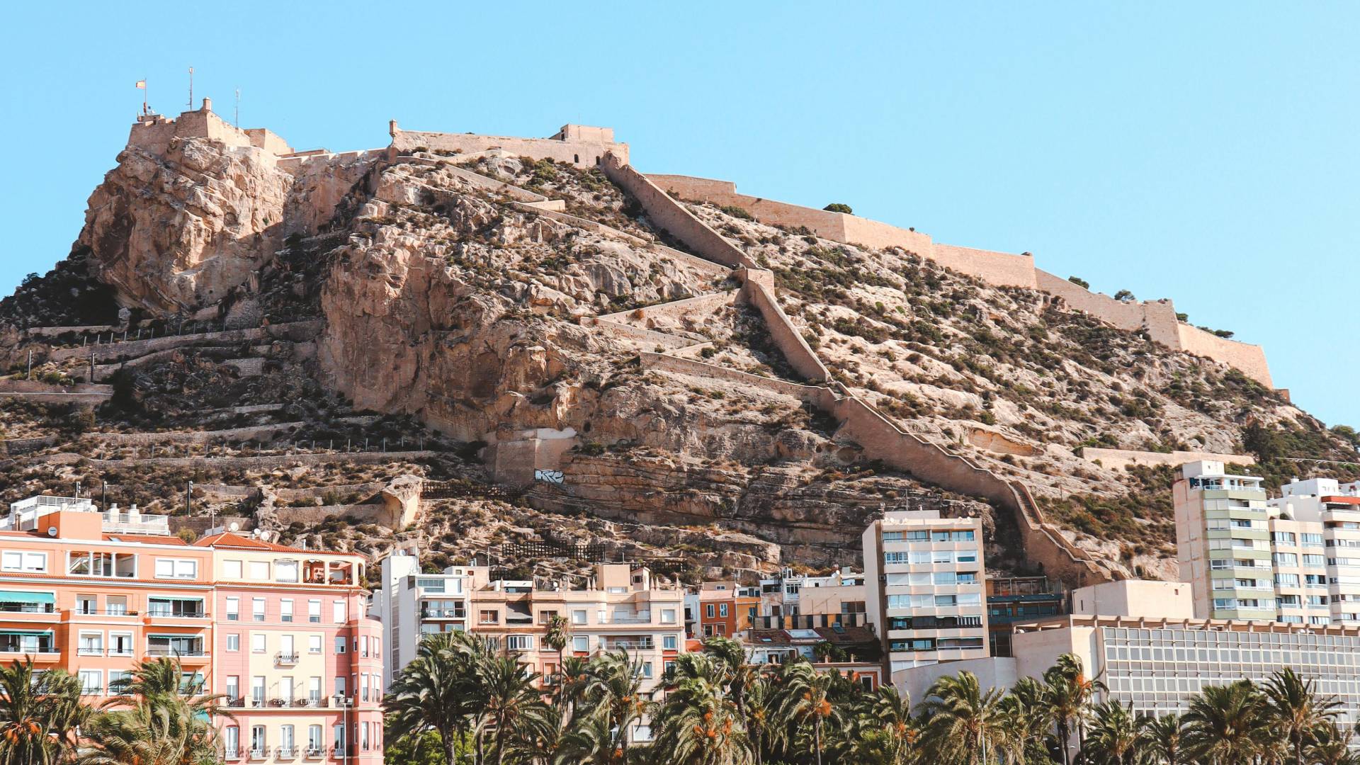 Castillo de Santa Bárbara desde la parte baja de Alicante.