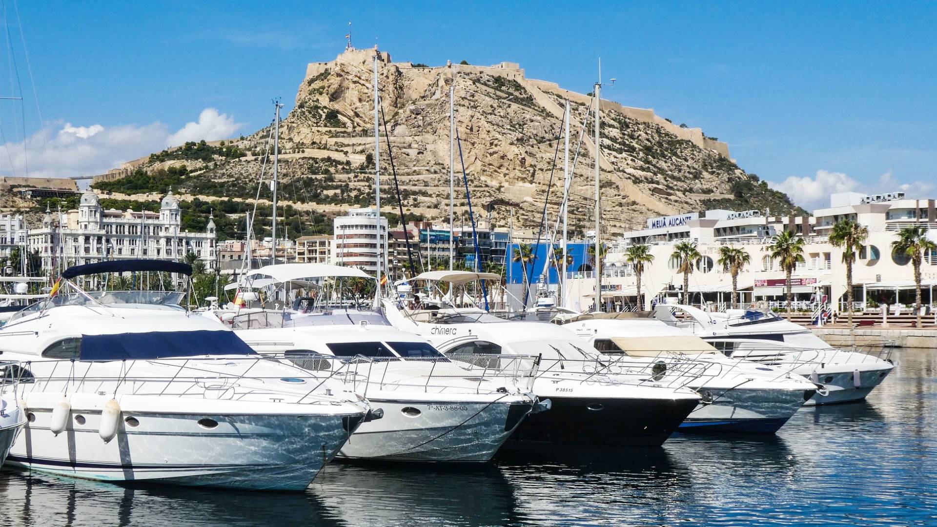 Puerto de Alicante con el Castillo de Santa Bárbara de fondo.