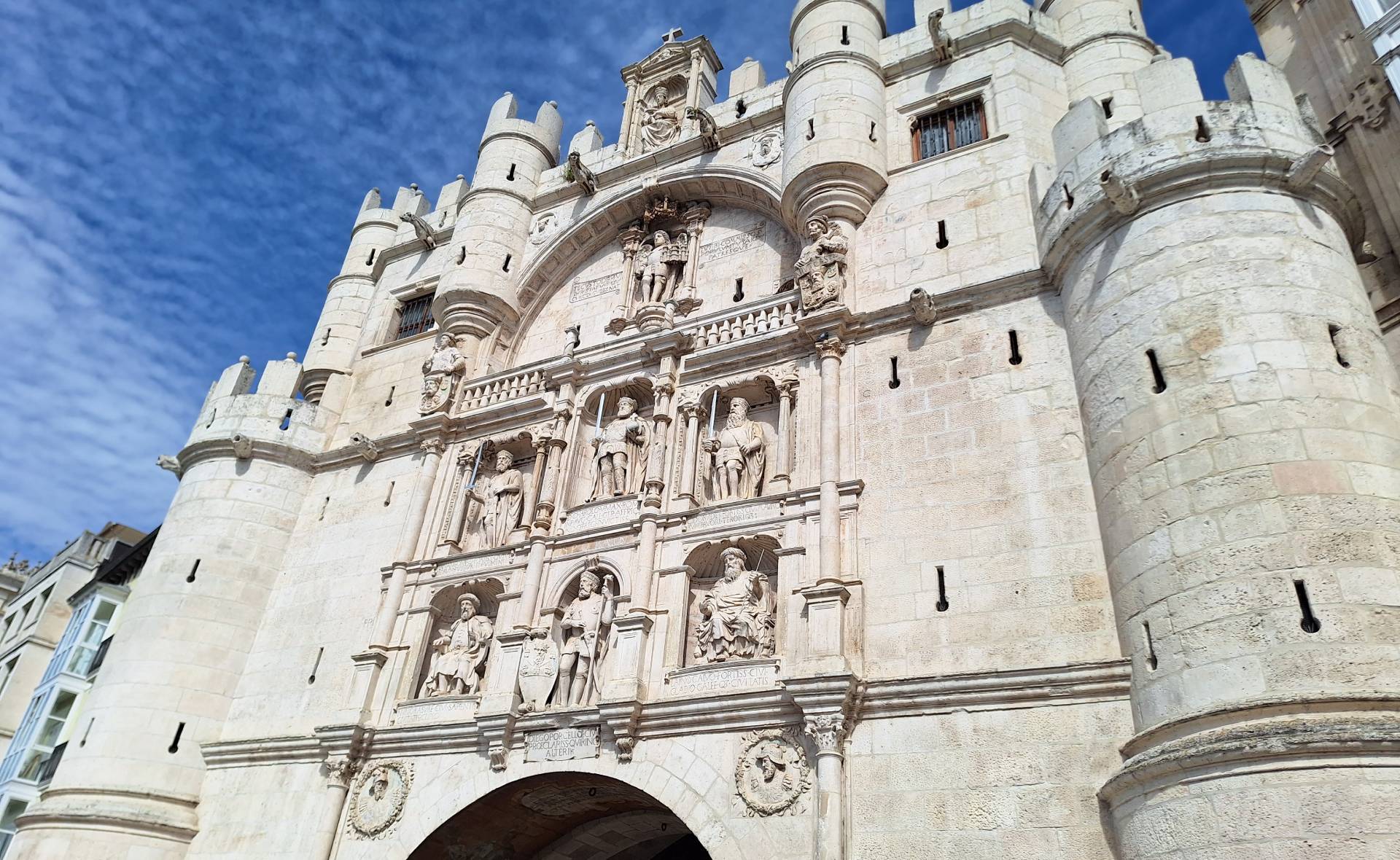 El imponente Arco de Santa María.