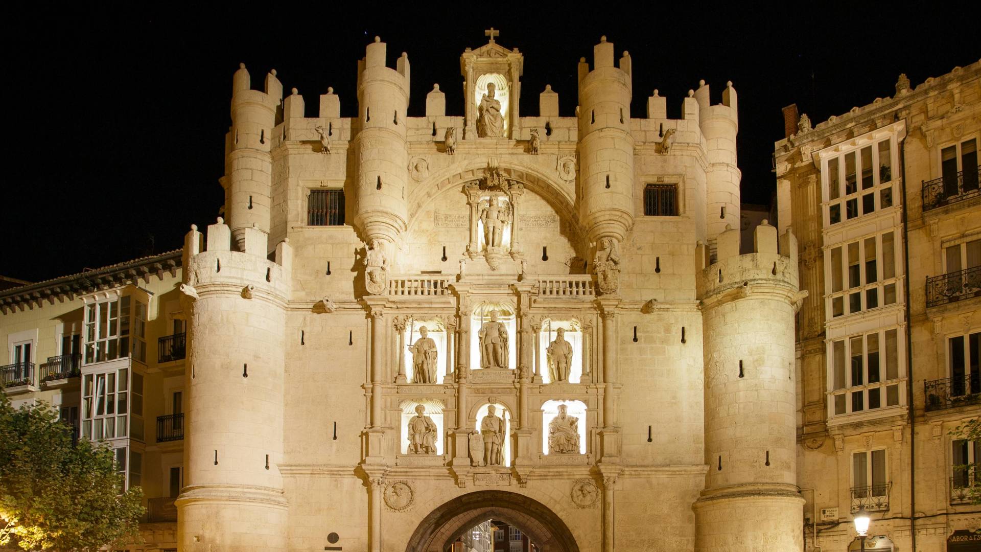 Arco de Santa María de noche.