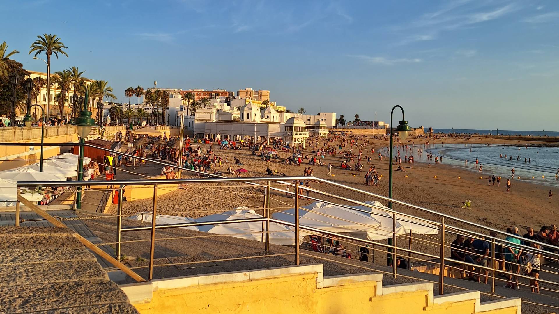 Atardecer en la playa de La Caleta.