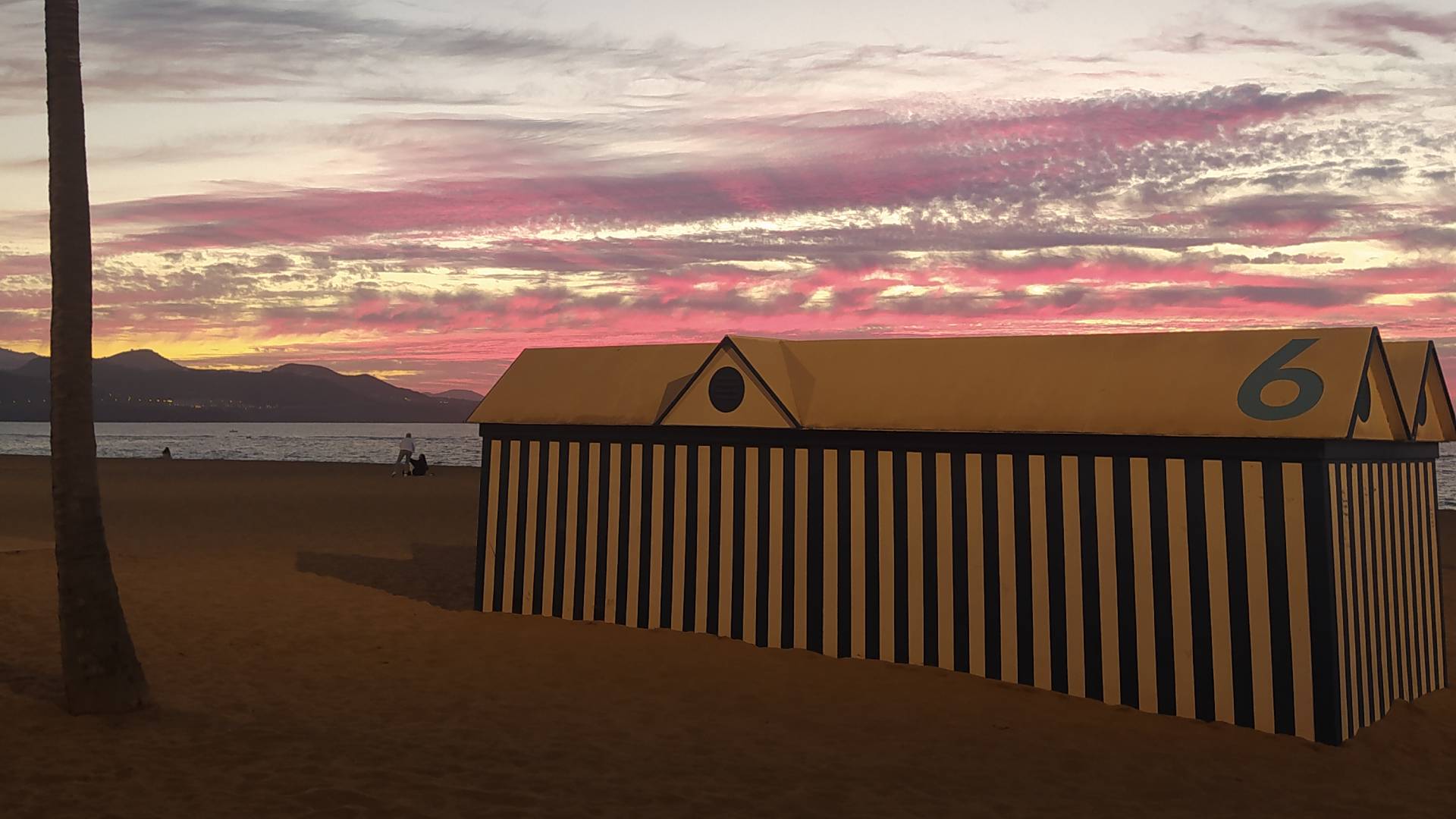 Precioso atardecer en la Playa de las Canteras.