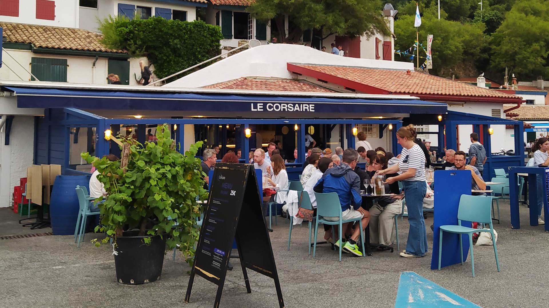 Restaurante en el Vieux Port de Biarritz.