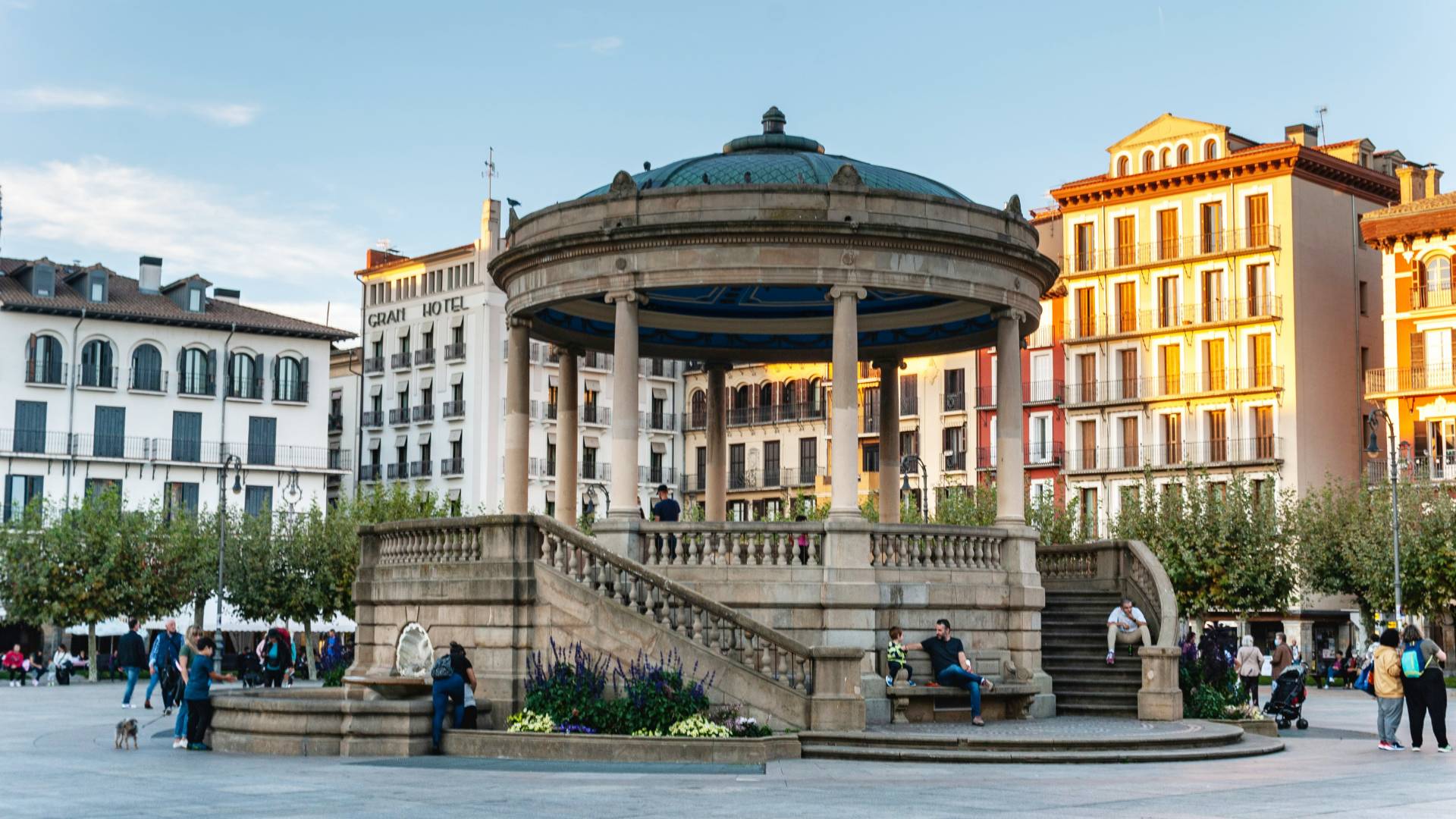 La encantadora Plaza del Castillo.