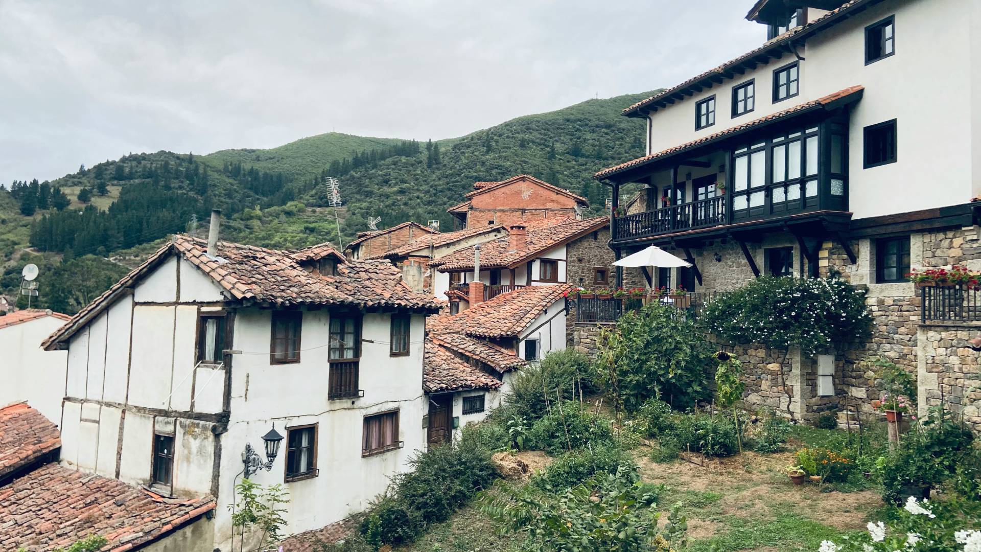 Casas en Potes y su entorno natural.