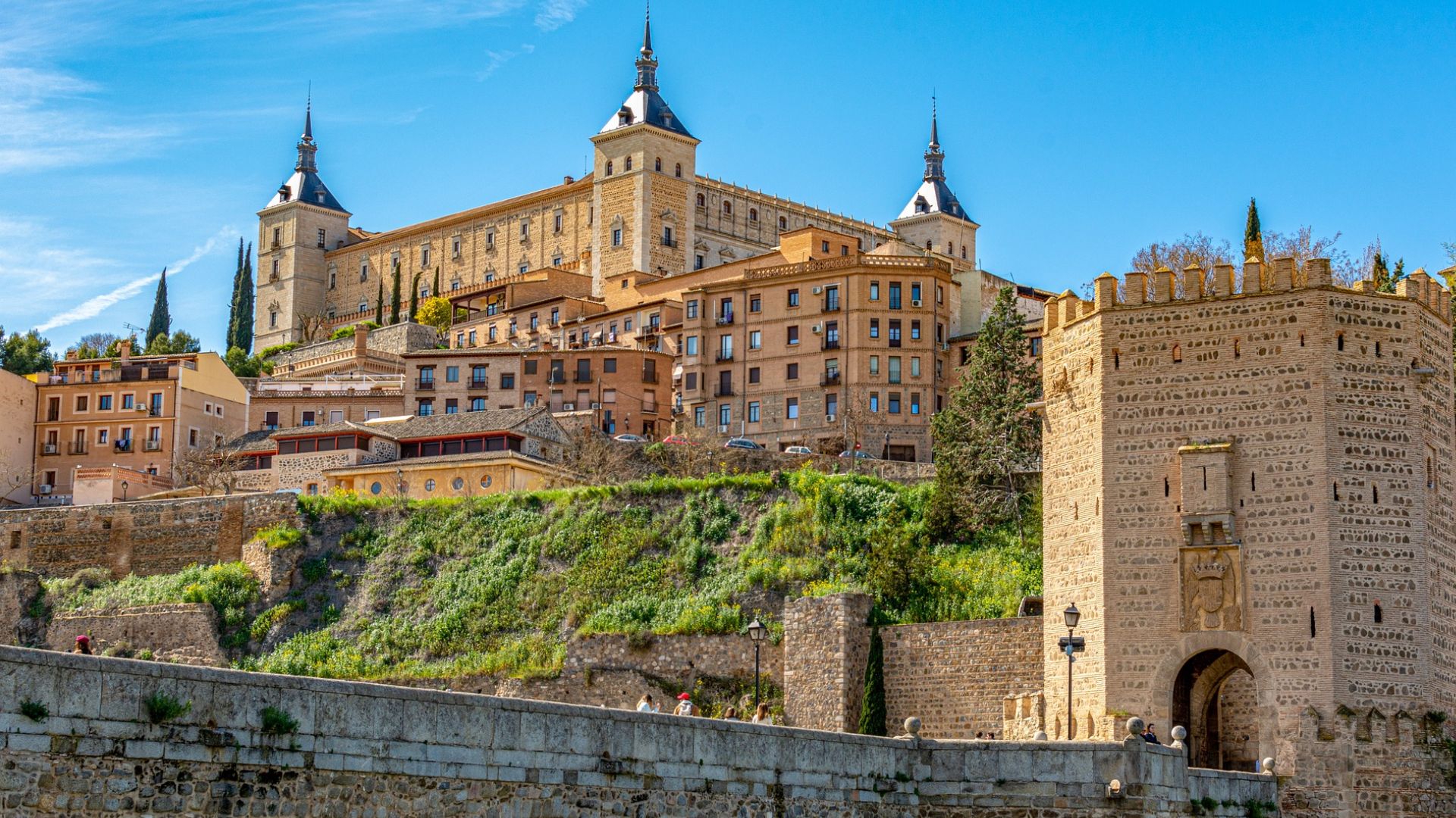 El icónico Alcázar en lo alto de Toledo.