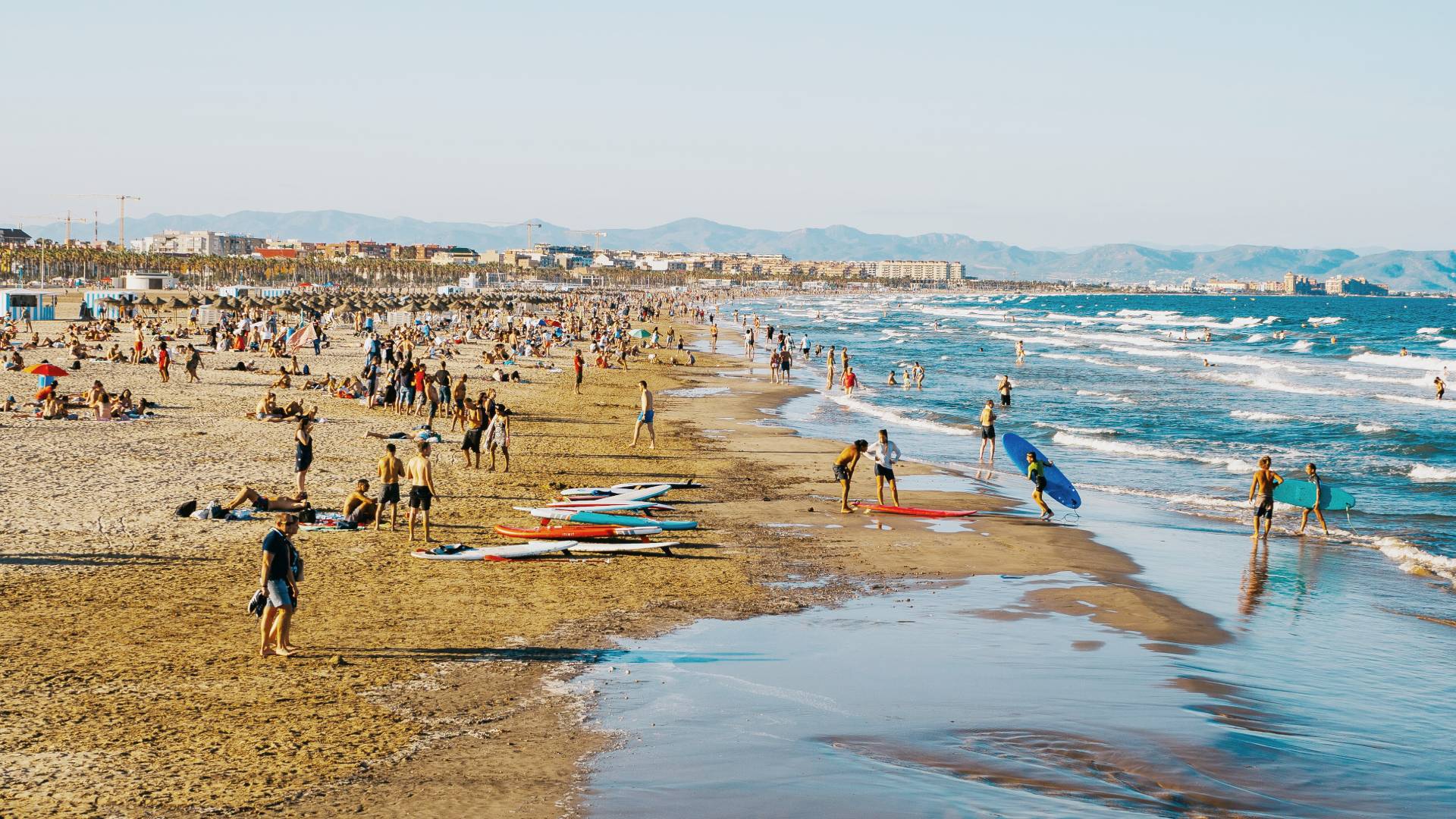 La popular playa de la Malvarrosa.