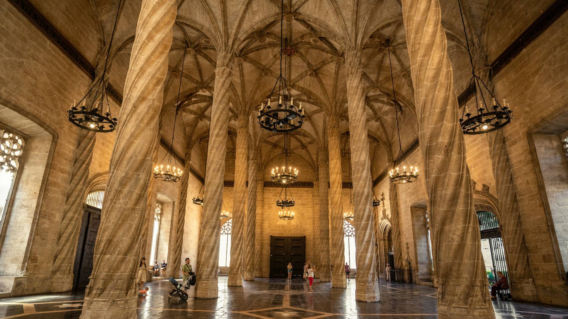 La Lonja de la Seda por dentro.