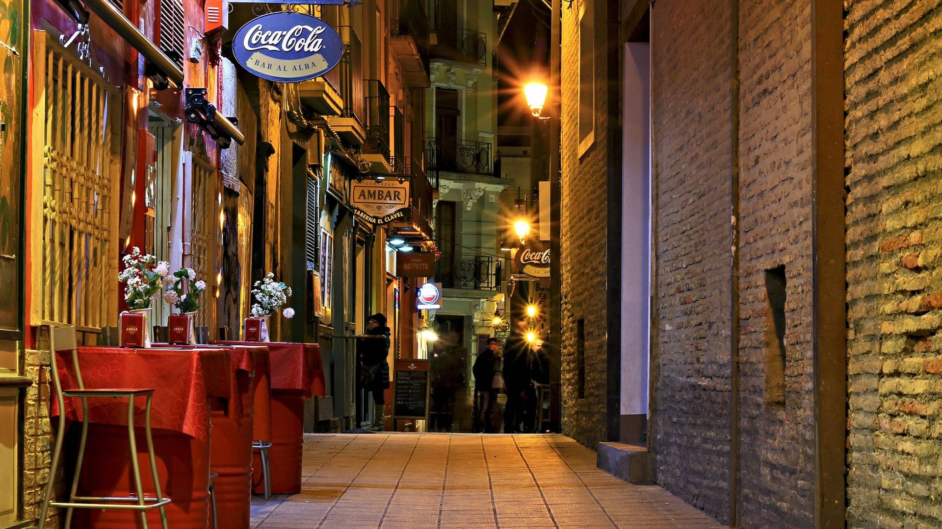 Calle con bares en el centro histórico de Zaragoza.