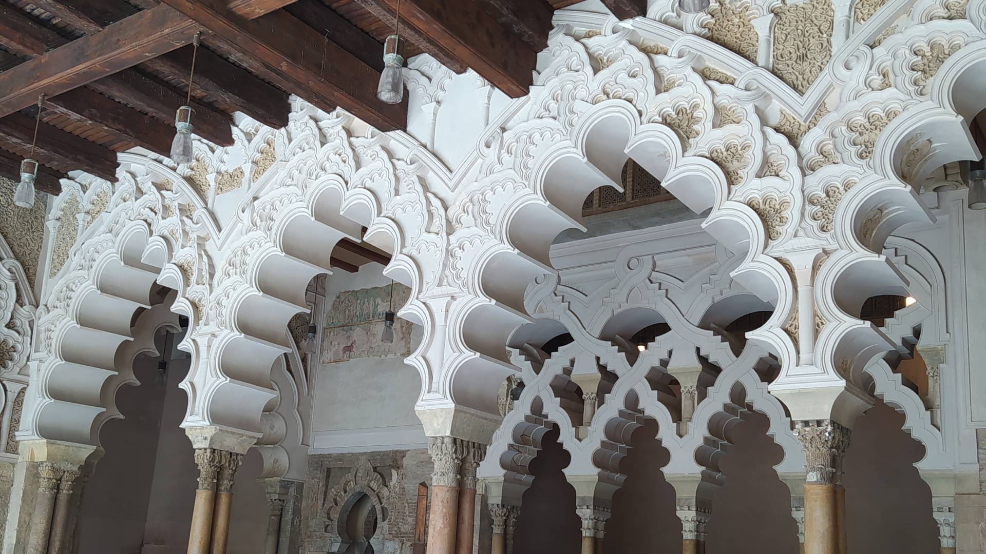 Detalles del interior del Palacio de la Aljafería.