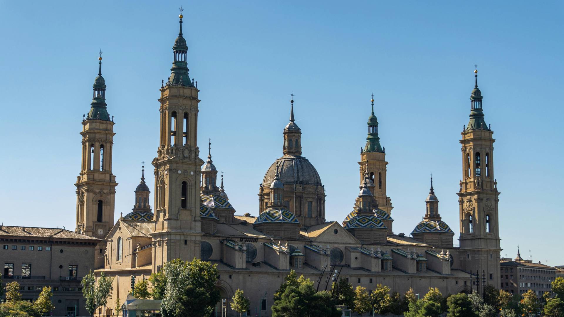 Basílica del Pilar desde el Puente de Piedra.