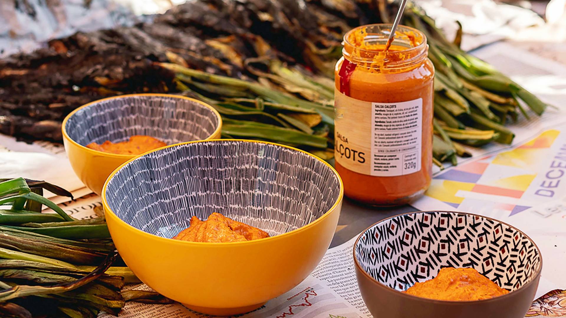 Los famosos calçots catalanes con romesco.