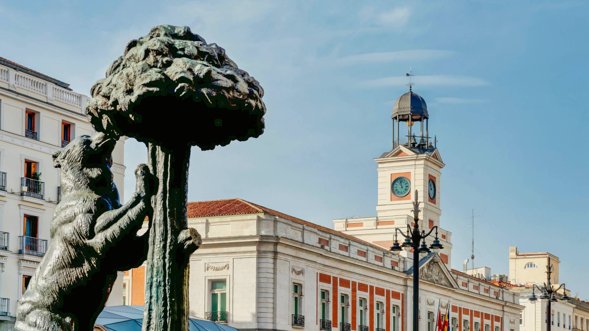 'El Oso y el Madroño' y la Real Casa de Correos.