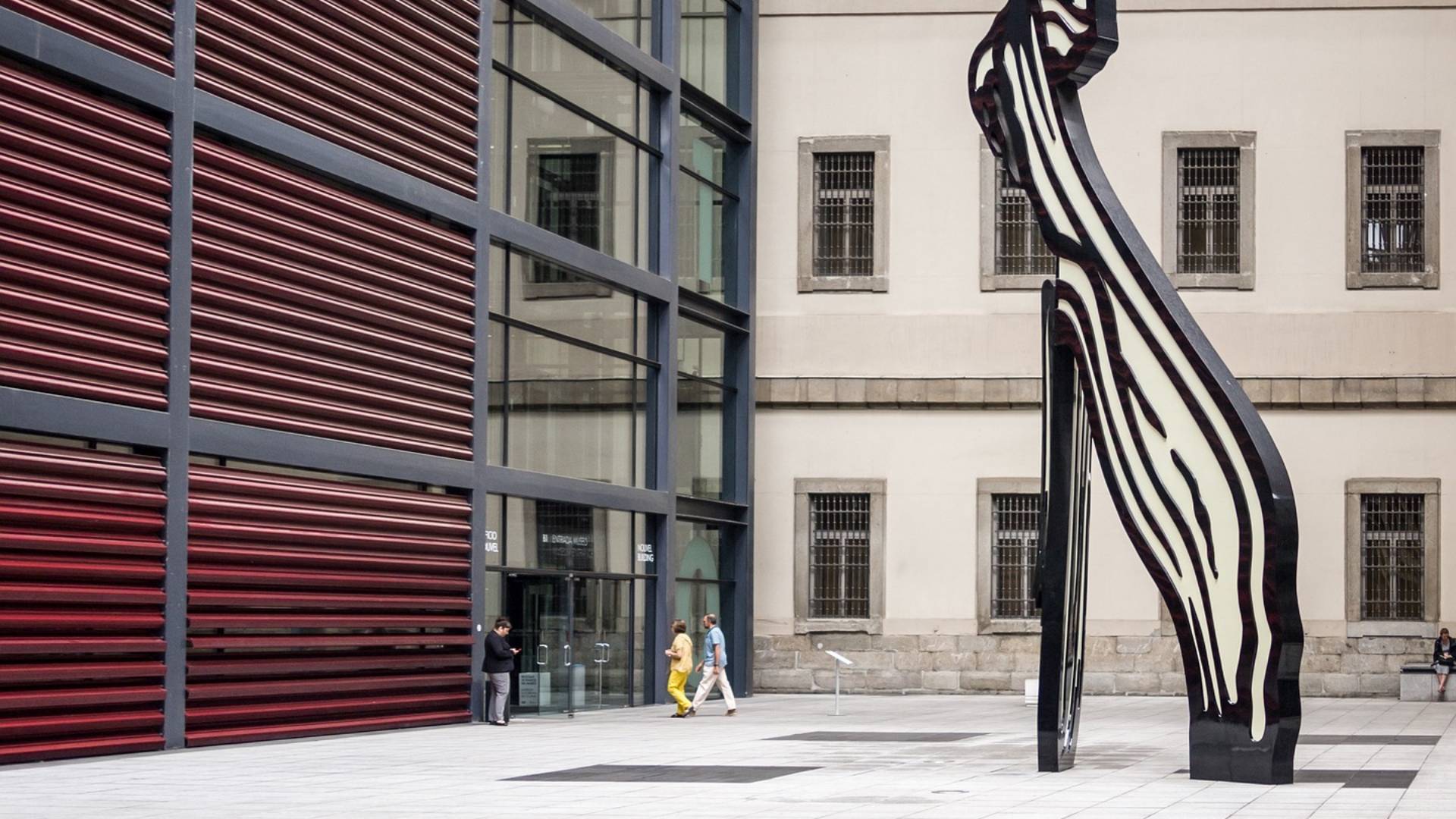 Entrada de uno de los edificios del Reina Sofía.