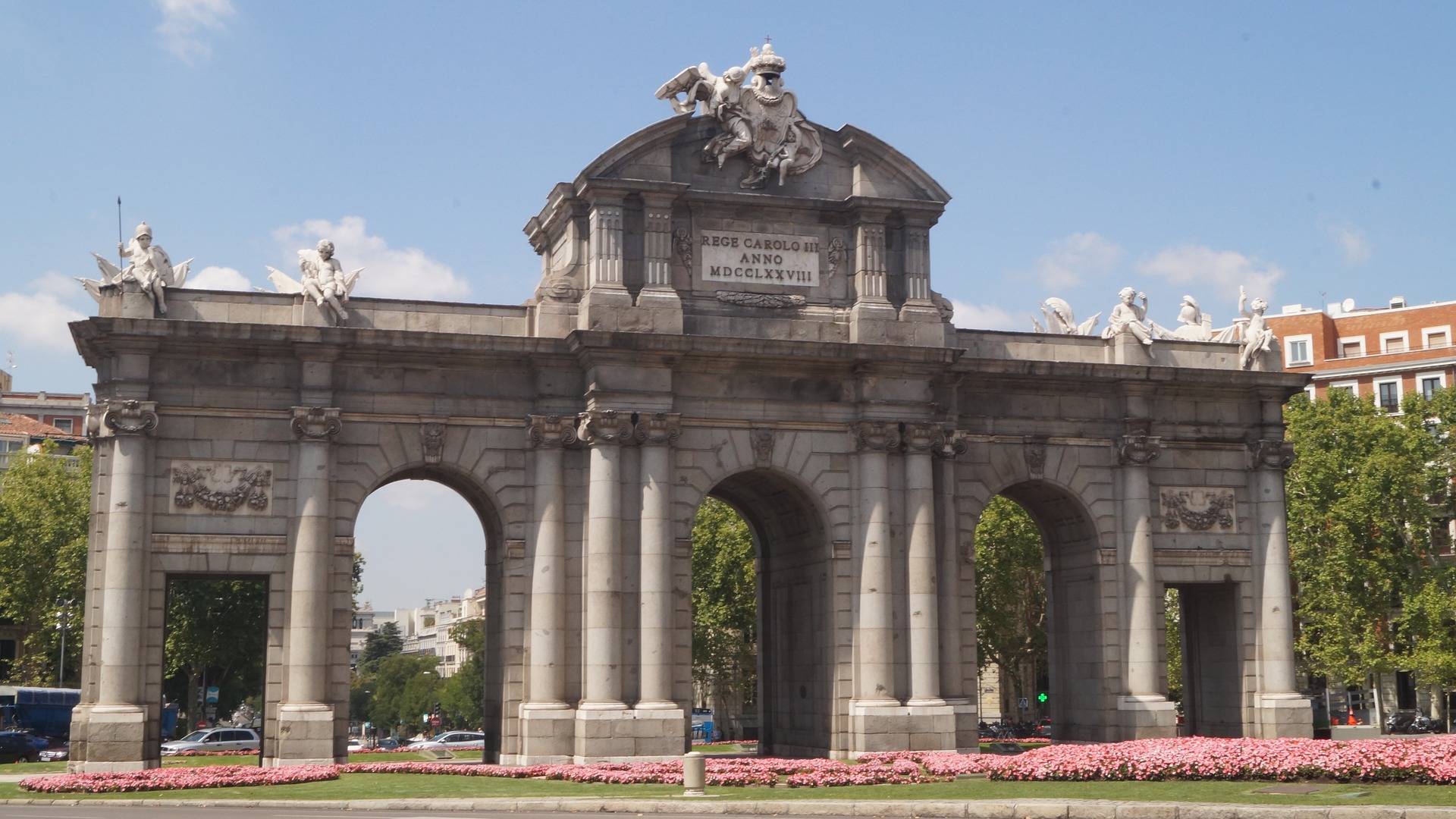 La enorme Puerta de Alcalá.